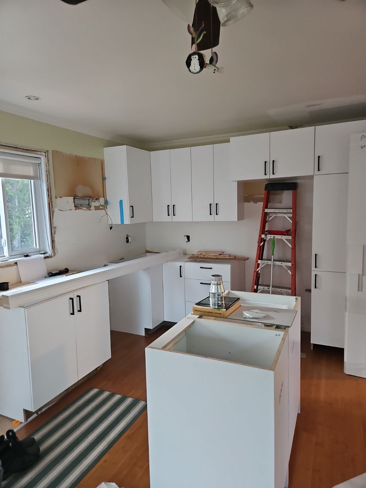 Une cuisine en rénovation lors de l'installation des mobiliers de cuisine.