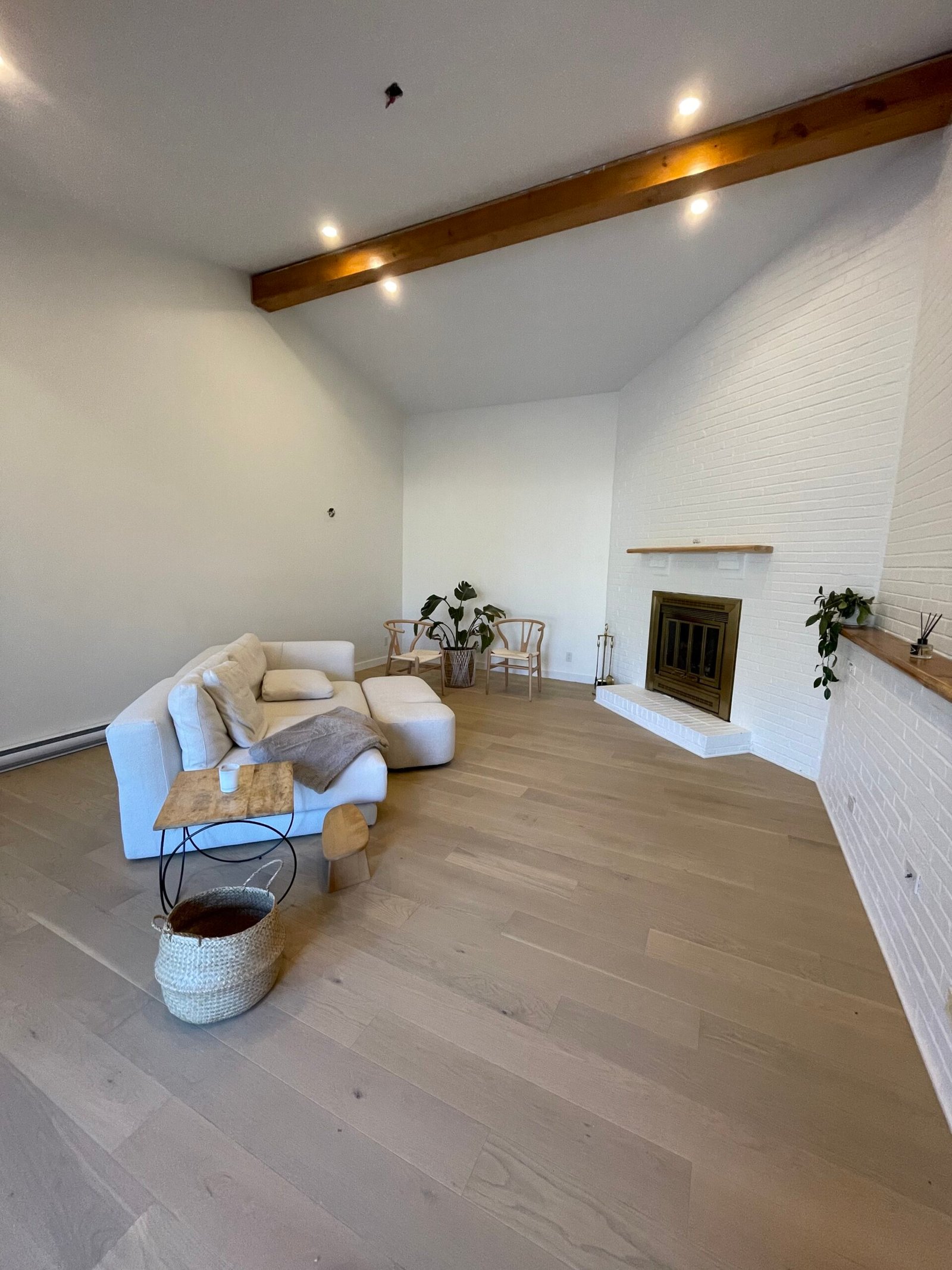Salon peinturé en blanc avec sofa et foyer