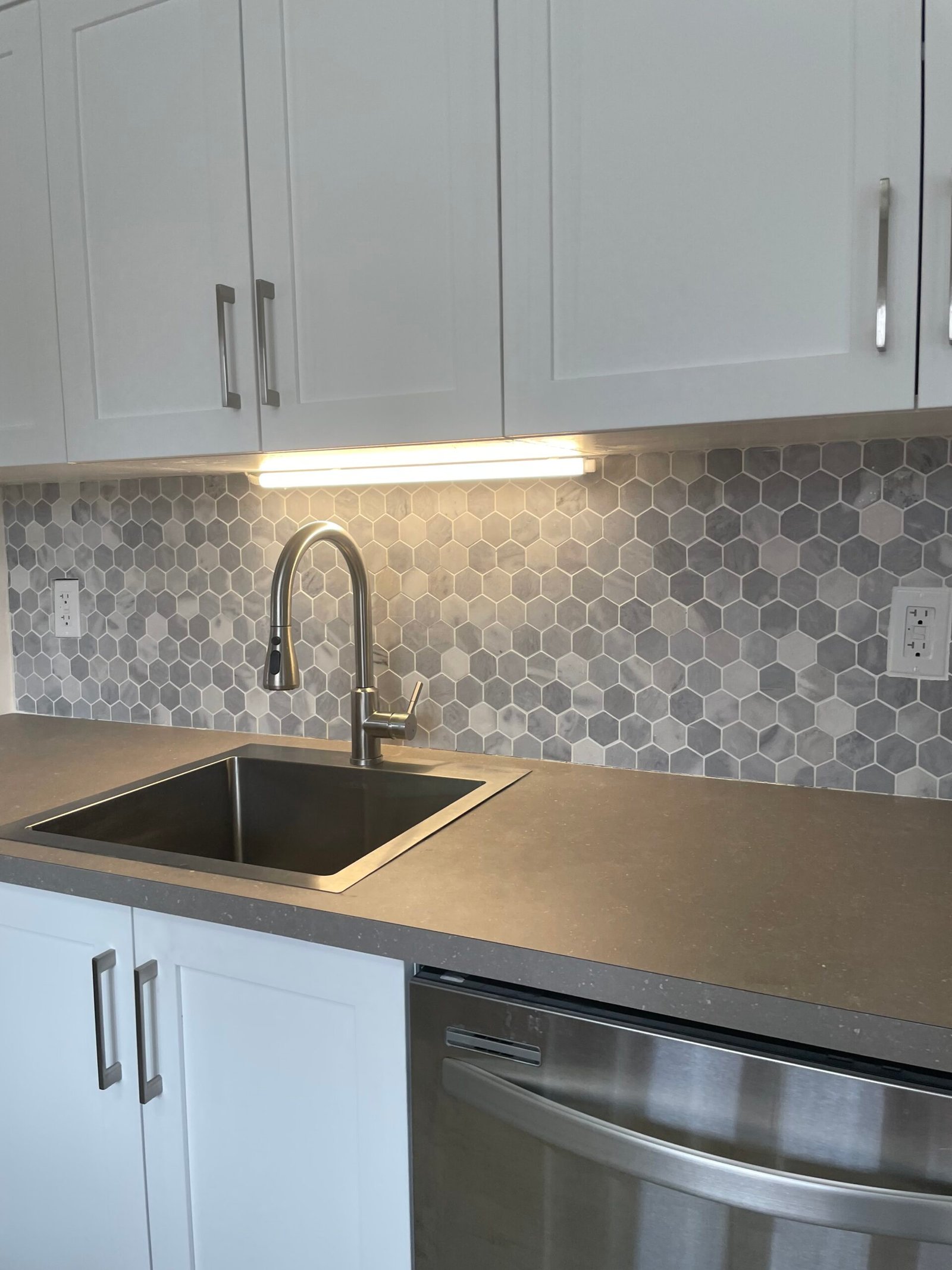 Carrelage mural de cuisine en mosaïque gris et blanc.