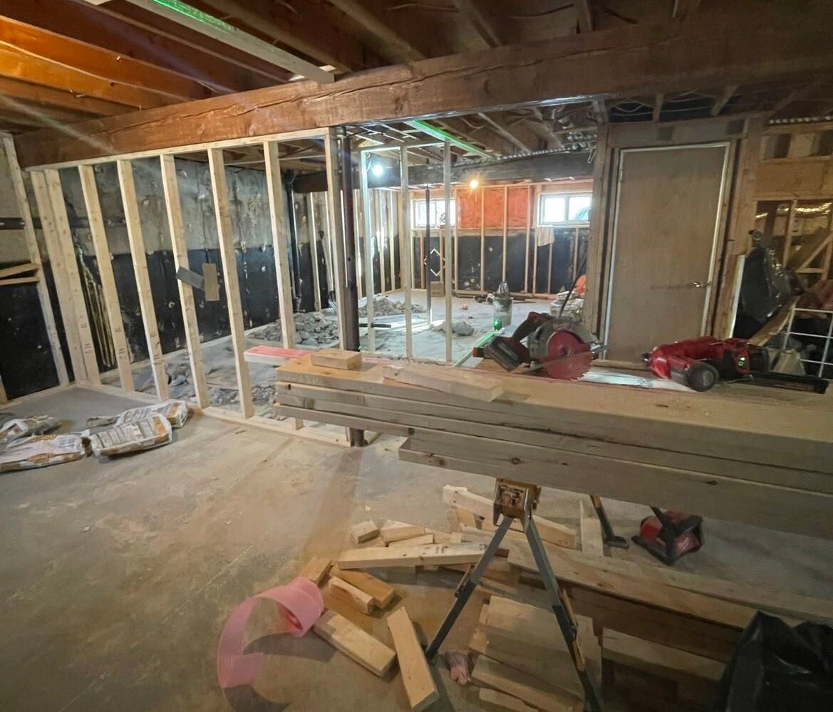 Un travail de démolition et de charpente pour un sous-sol.