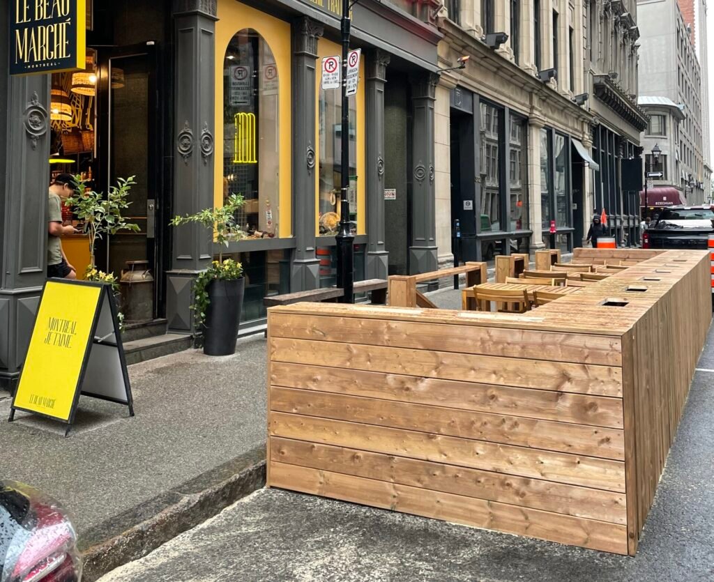 Terrasse d'un restaurant commercial dans les rues urbaines