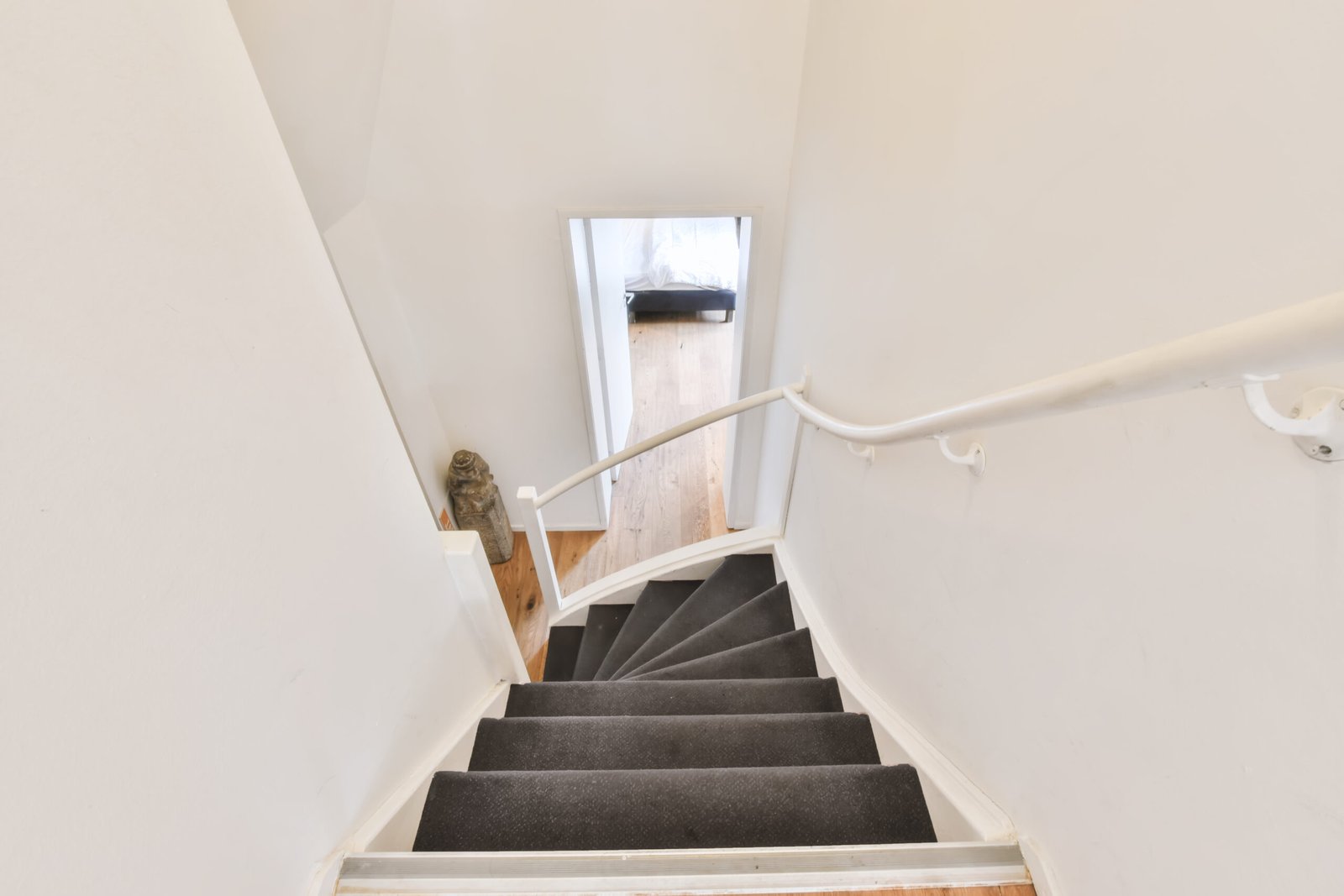Des escaliers menant vers le sous-sol