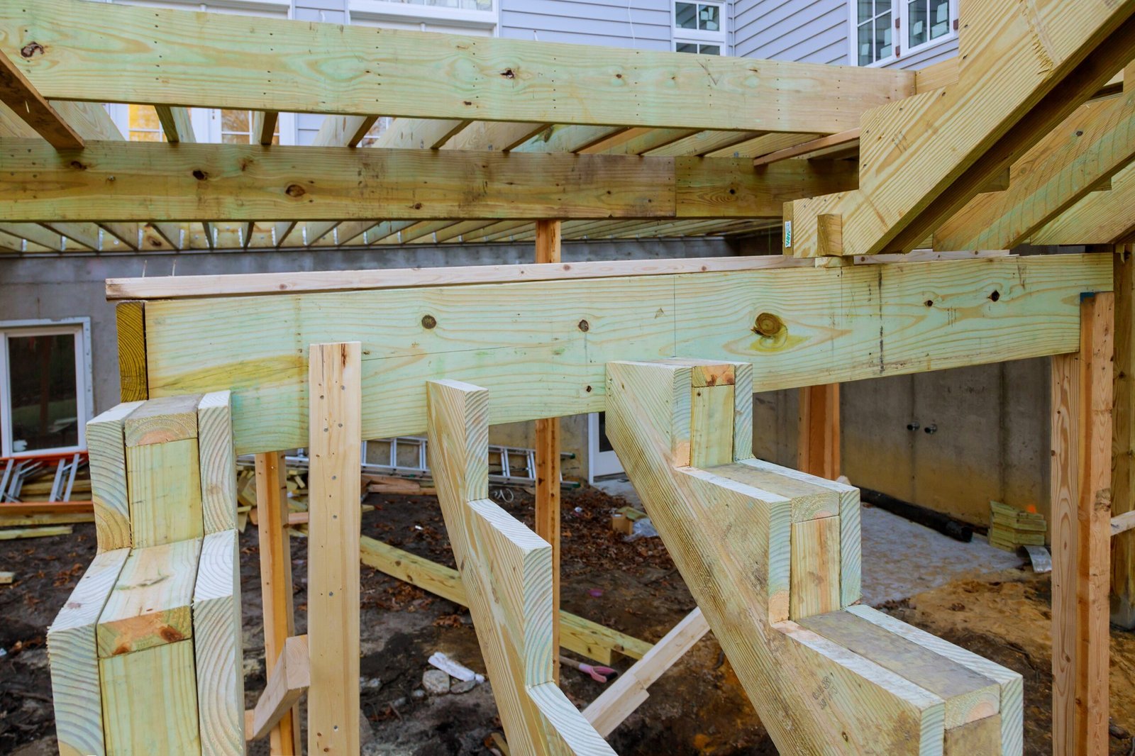 Les marches d'une terrasses en construction.