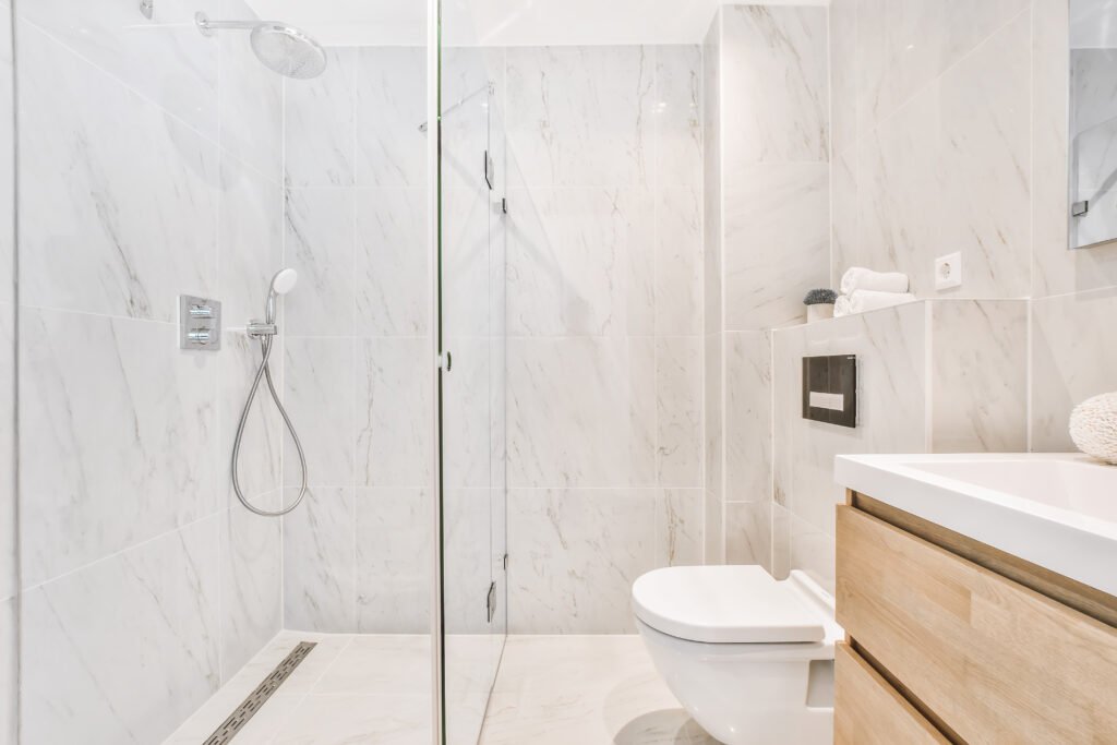 Design moderne de toilette et douche avec mobilier en bois