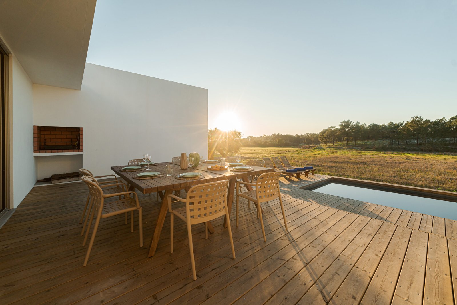 Terrasse autour d'une piscine avec une table à diner.