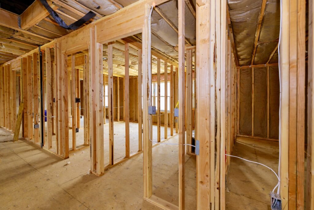 Une nouvelle maison en construction avec plusieurs divisions