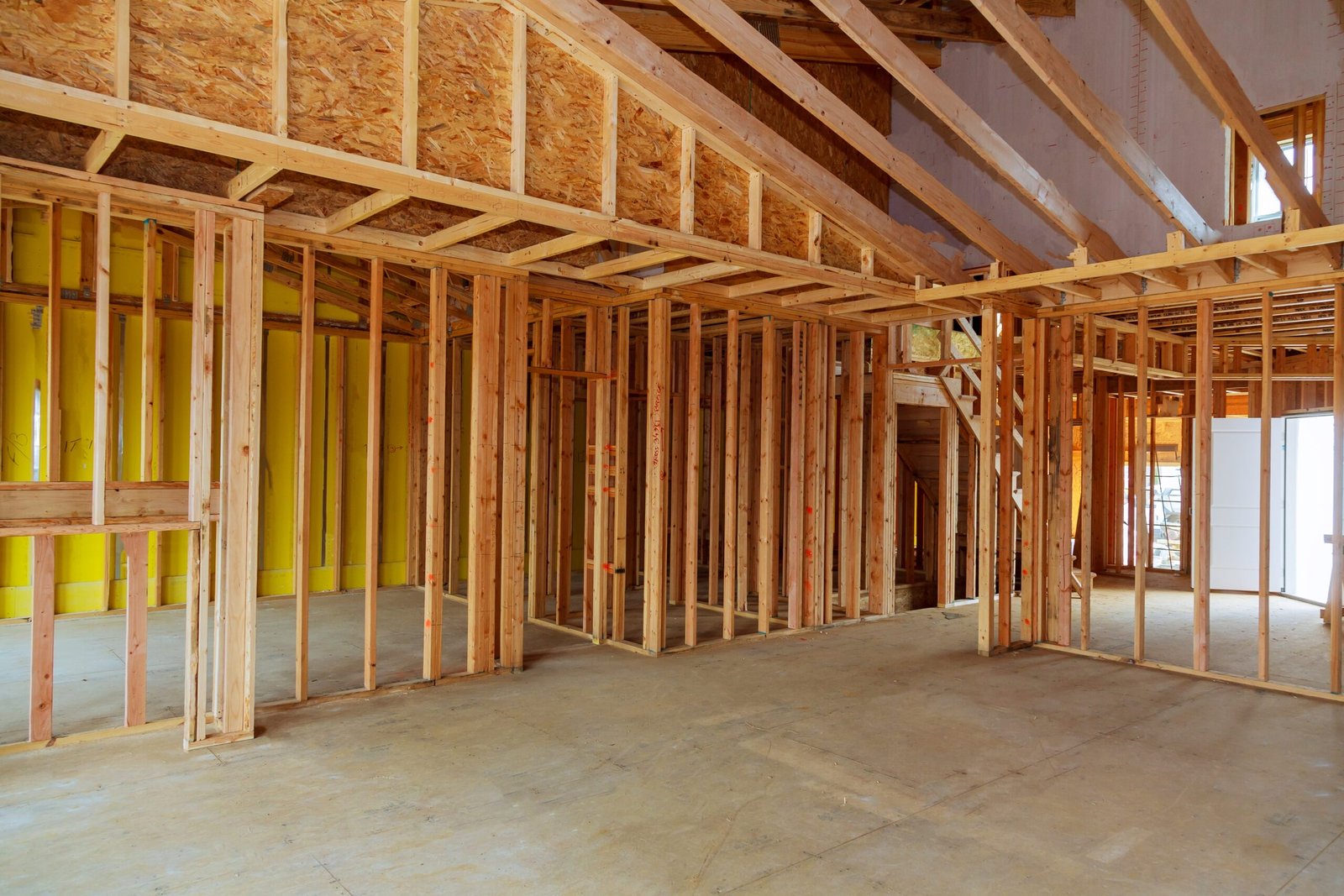 L'intérieur d'une maison en construction avant la pose des plaques de plâtre.