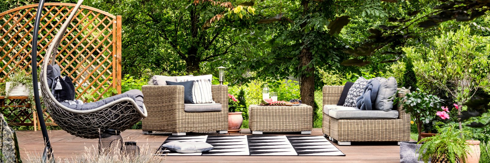 Une terrasse avec mobiliers extérieurs.