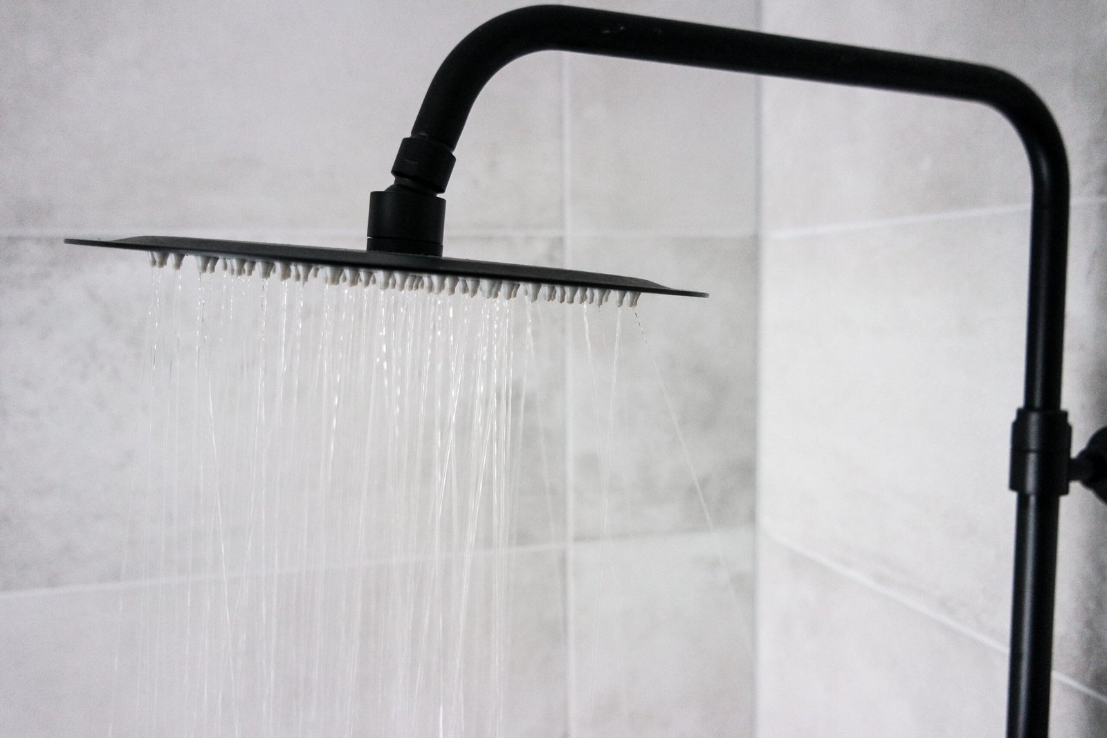 Pommeau de douche noir en pluie