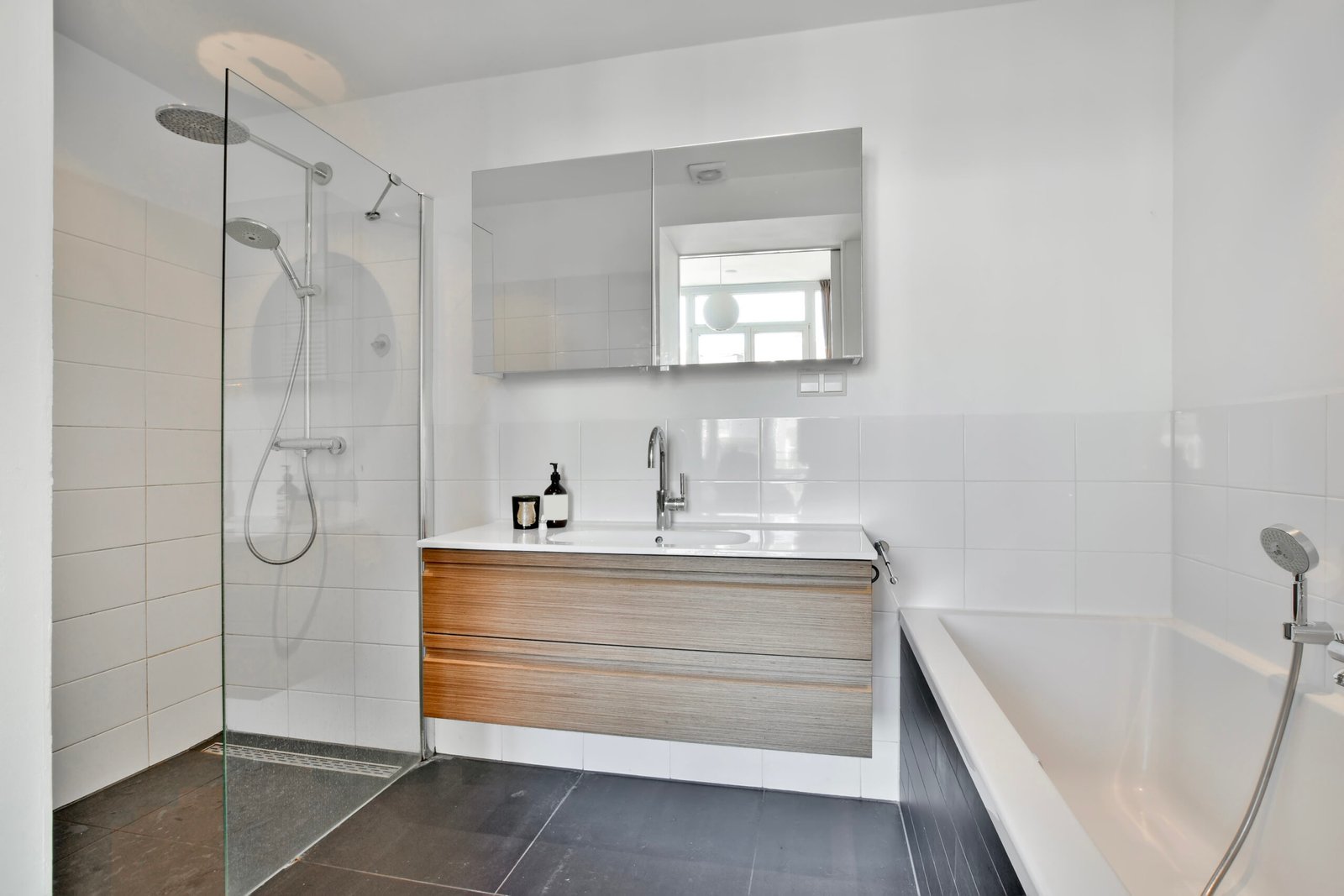UNE SALLE DE BAIN MODERNE AVEC DOUCHE ET MOBILIER LAVABO