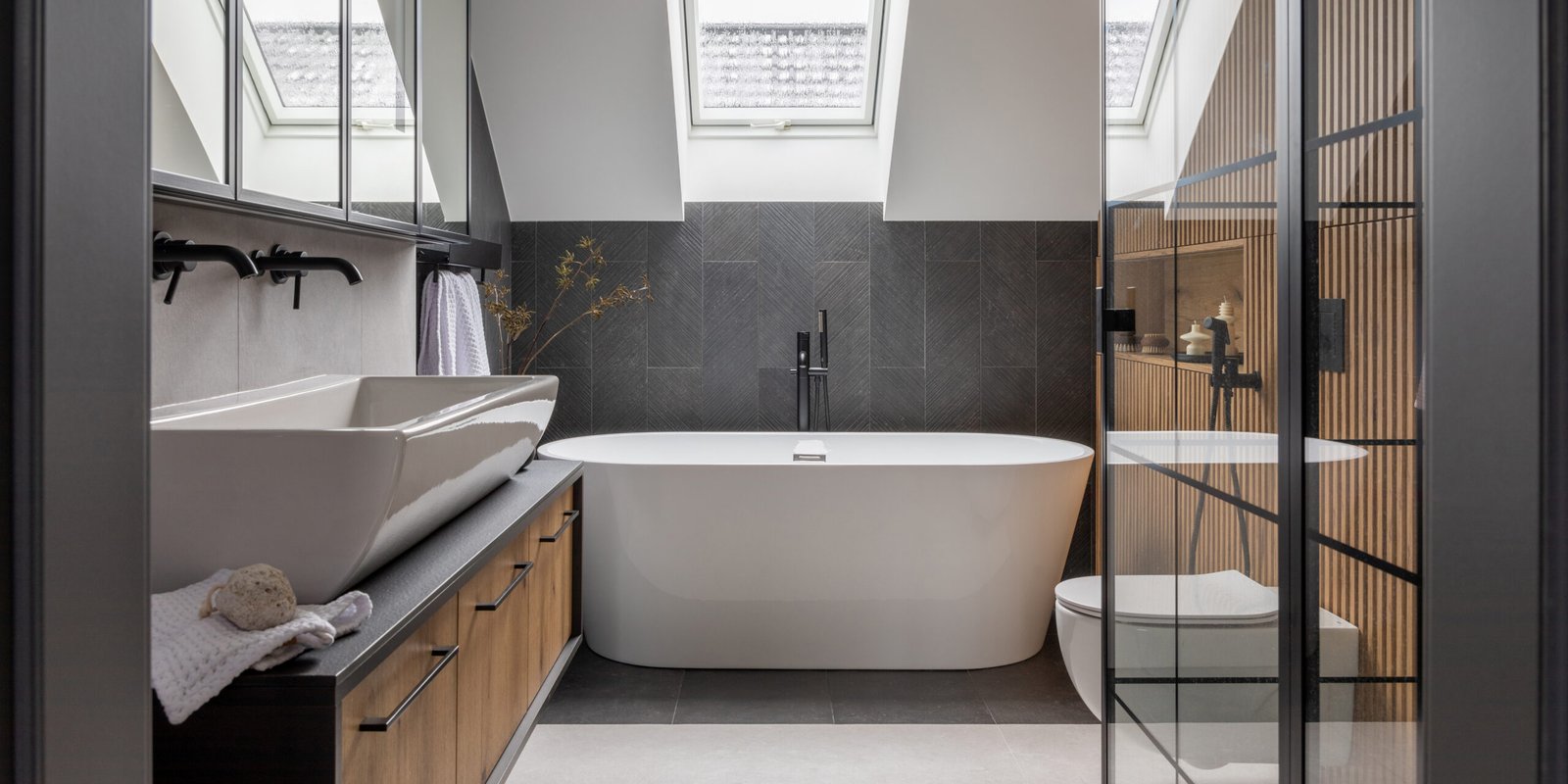 Salle de bain moderne avec bain et douche en noir