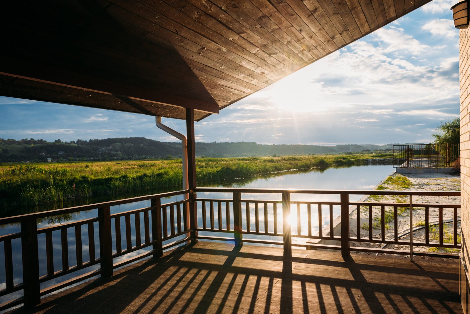 Une terrasse en bois sur le bord de l'eau